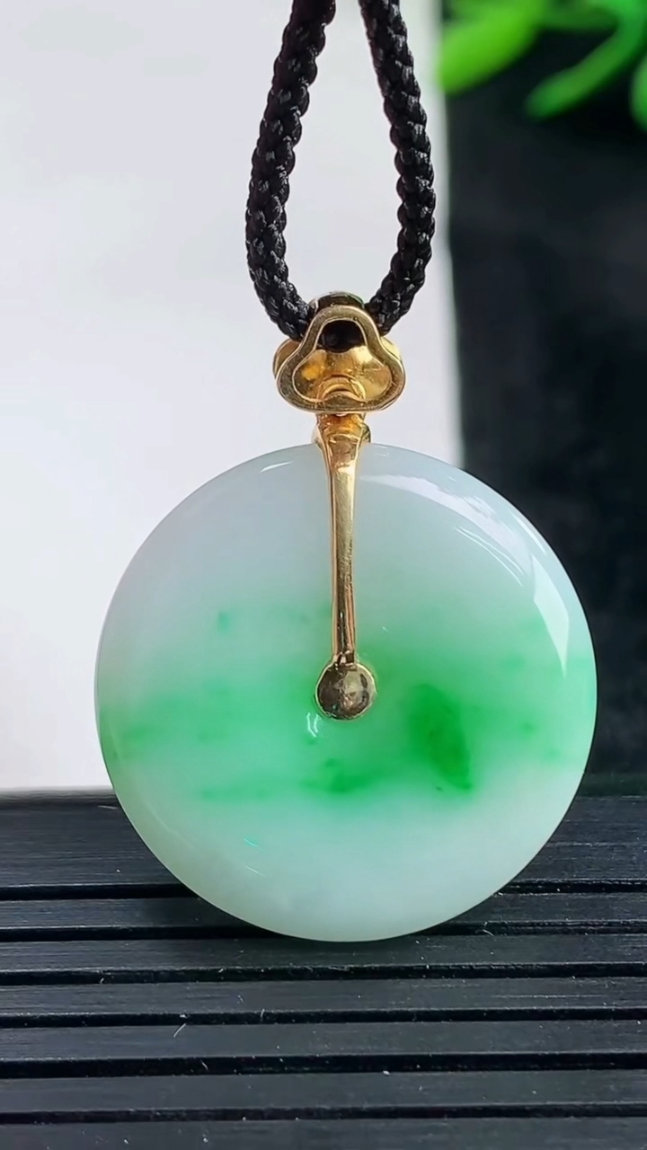 天然A货翡翠平安扣吊坠尺寸23.5-4.7重量:6.68g
3月25日