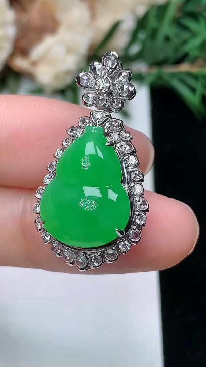 天然A货翡翠葫芦吊坠，尺寸29.7-15.9-12，裸石15.7-11.9
3月25日，重量:4.98g