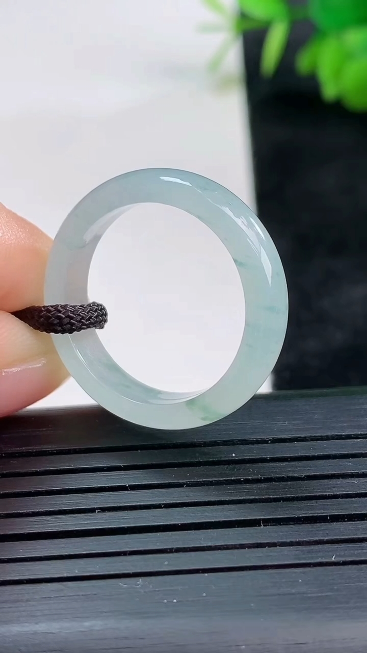 天然A货翡翠飘花指环戒指尺寸19.4-5.2-2.9重量:3.29g2026年3月25日
工厂直销收