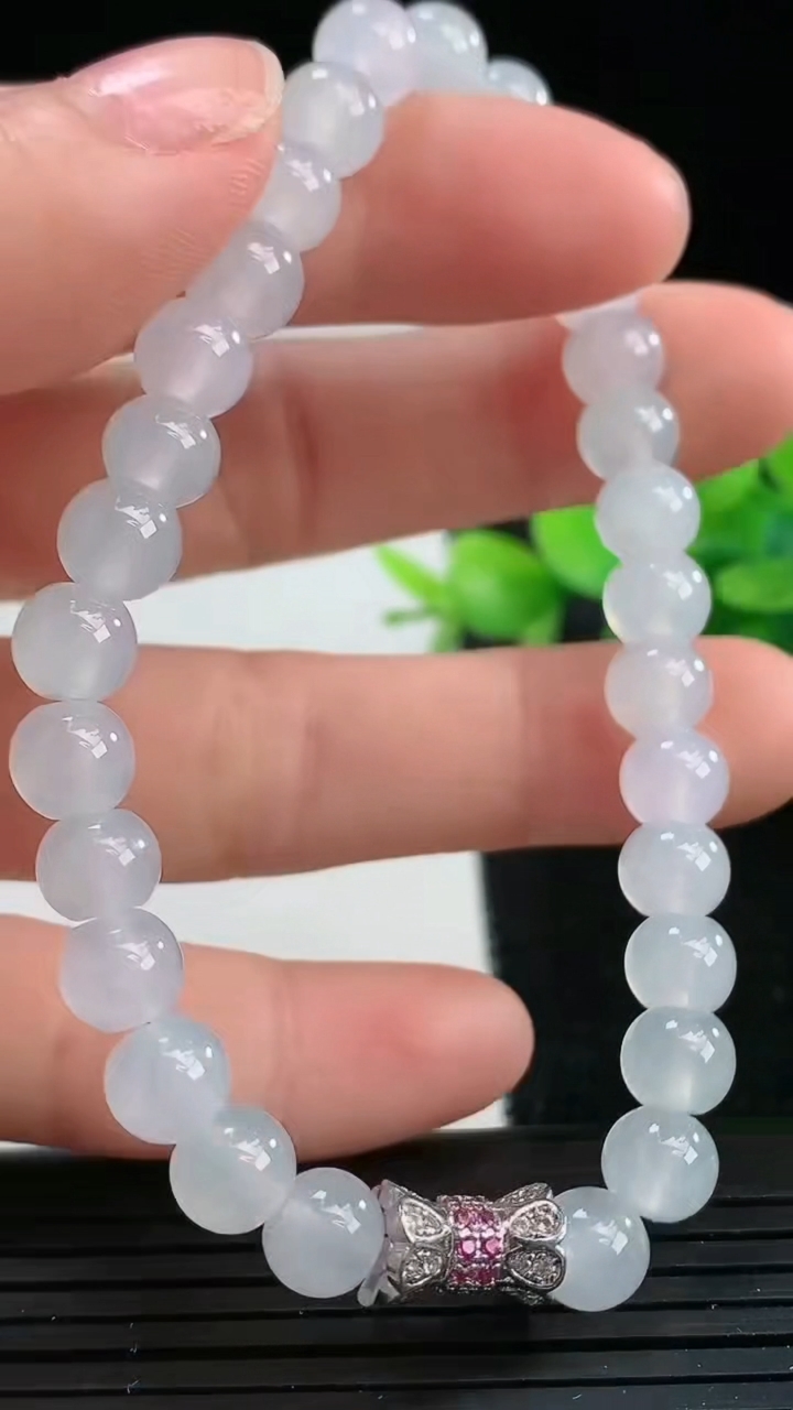 天然A货翡翠圆珠手串尺寸6.6-29颗重量:15.83g3月25日
工厂直销收藏佳品,种好水足，色泽均匀，有种有色，上手高大气！