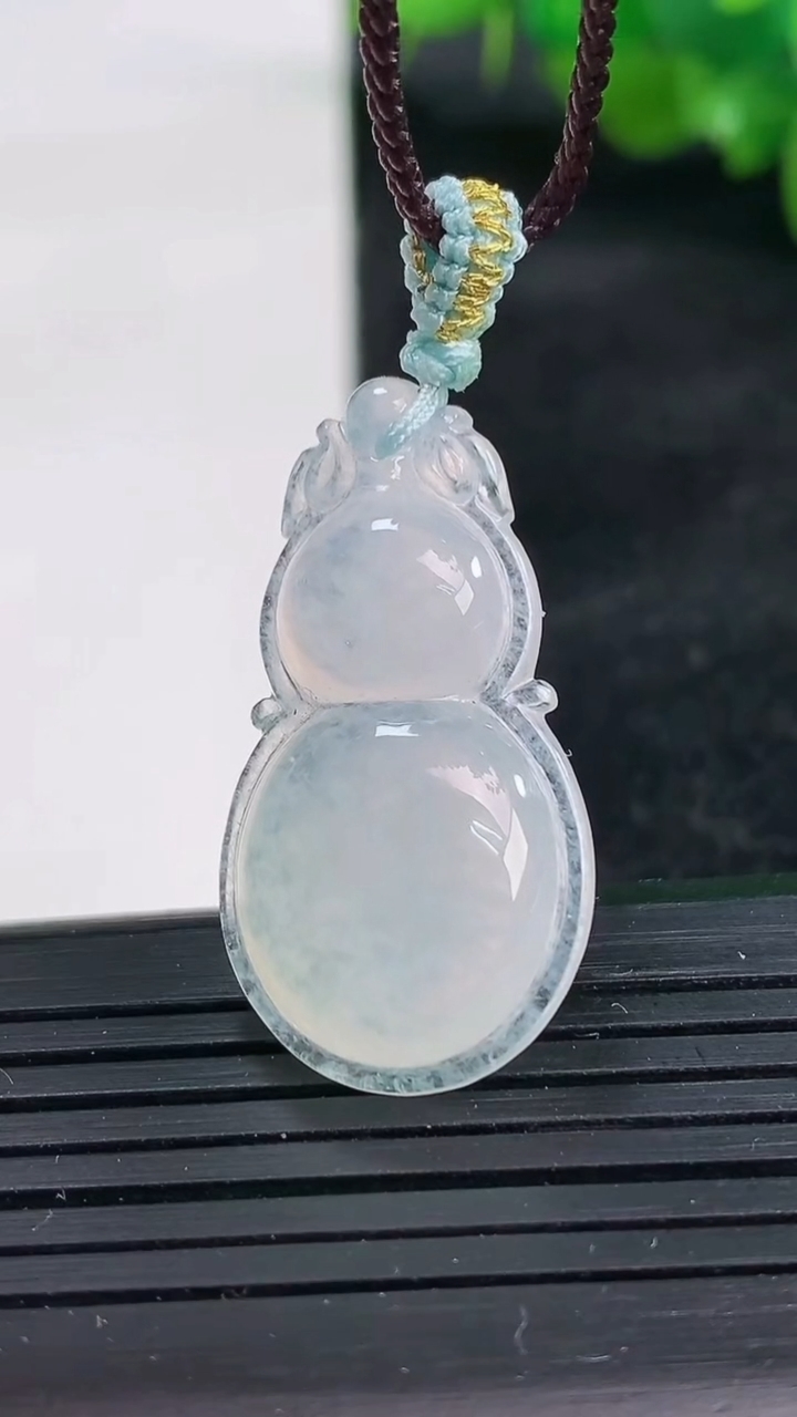 天然A货翡翠葫芦吊坠尺寸32.3-17.1-5.7重量:4.72g
3月25日