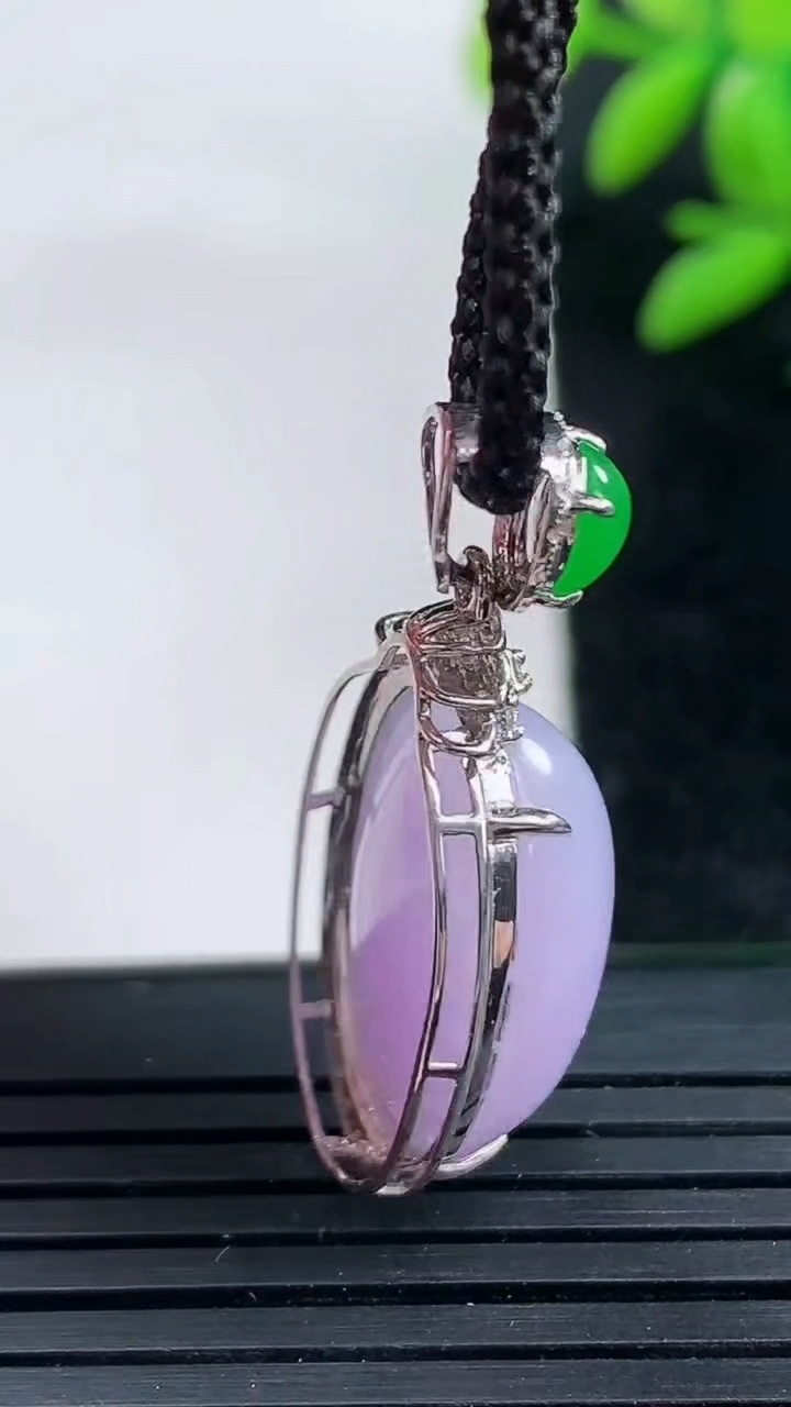 天然A货翡翠18K金紫罗兰蛋面吊坠尺寸32.9-16.2-9.5裸石19.2-11.4重量:5.64g
3月25日