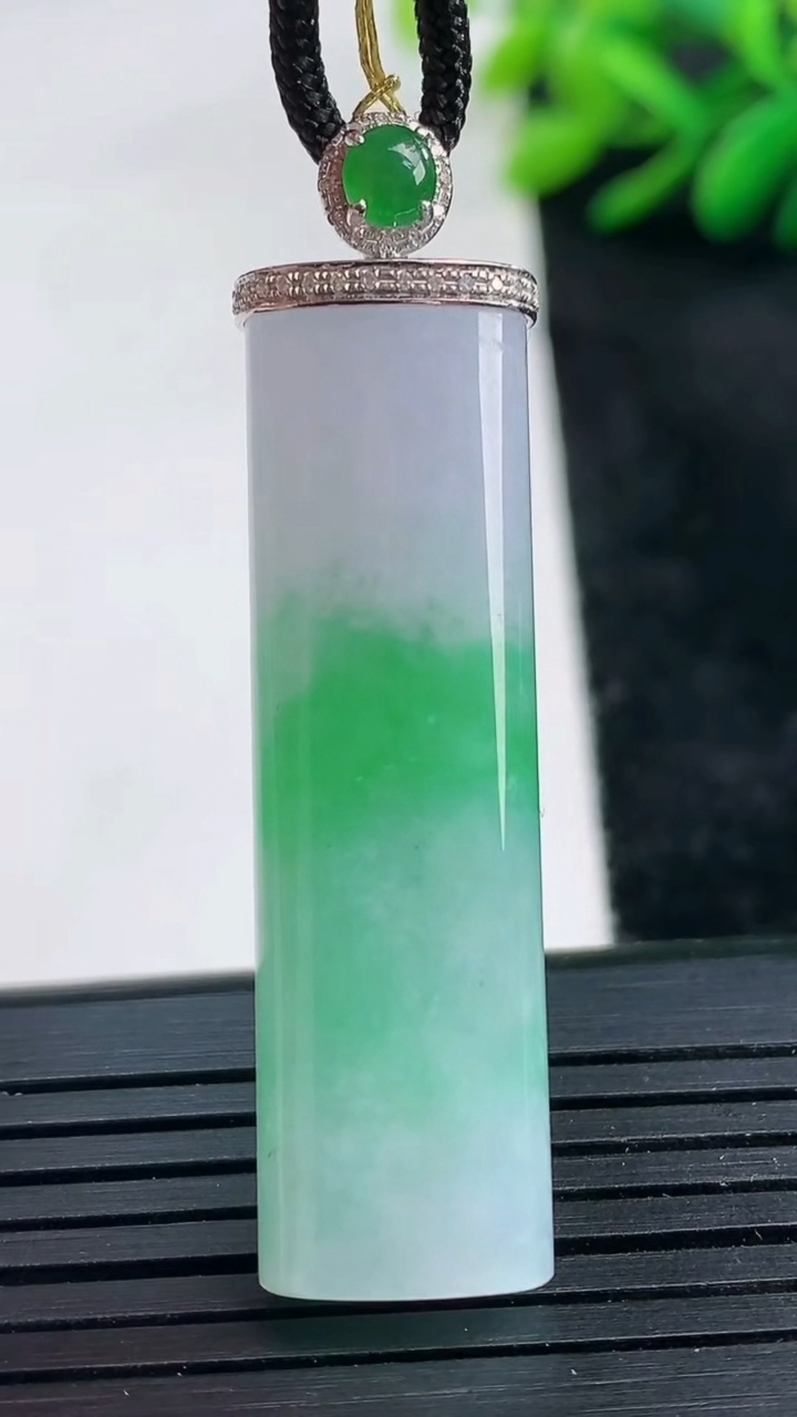 天然A货翡翠无事牌吊坠尺寸42-12-7.1重量:11.15g
3月25日