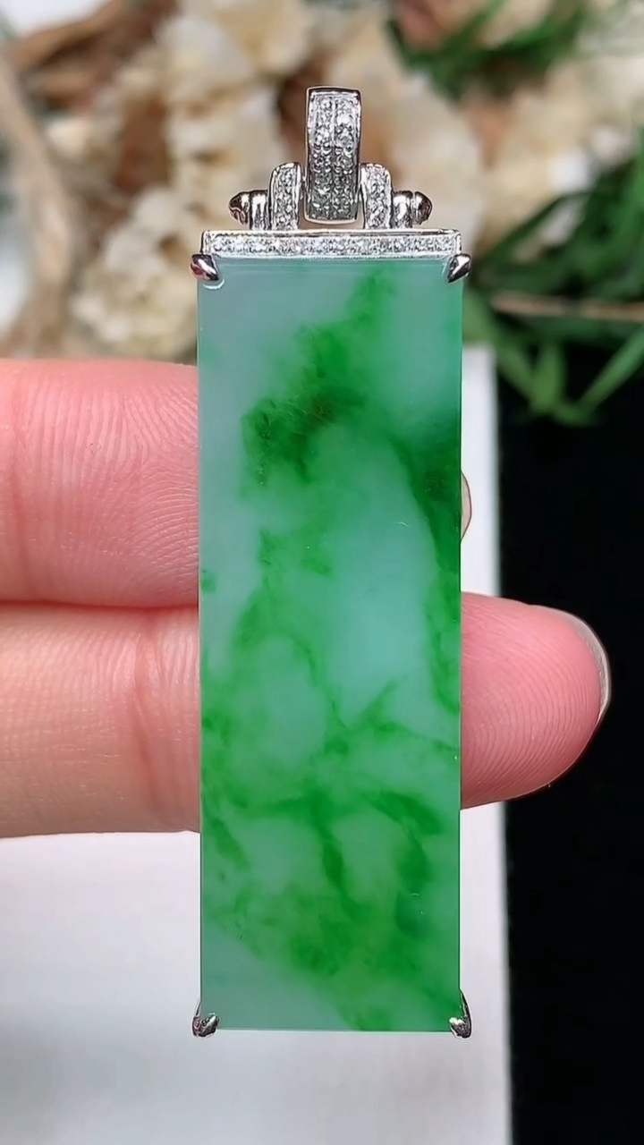 天然A货翡翠无事牌吊坠，尺寸38-13-6.2，重量:8.83g
3月25日