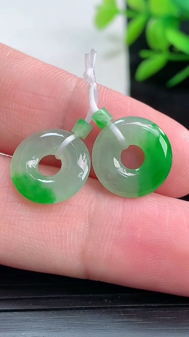 天然A货翡翠平安环吊坠一对尺寸13.3-2.3重量:2.01g
3月25日