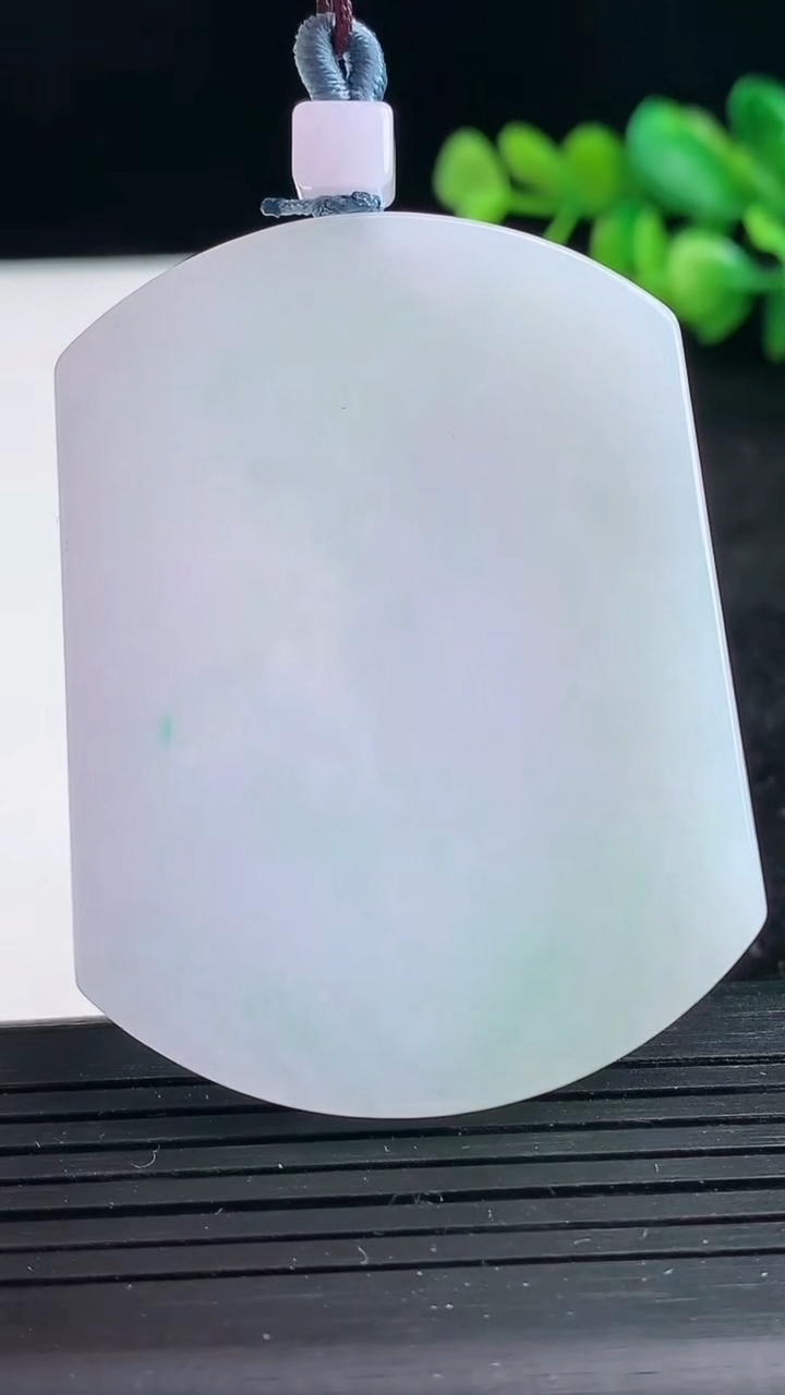 天然A货翡翠无事牌吊坠尺寸54.7-41.8-5.2重量:36.90g
3月25日