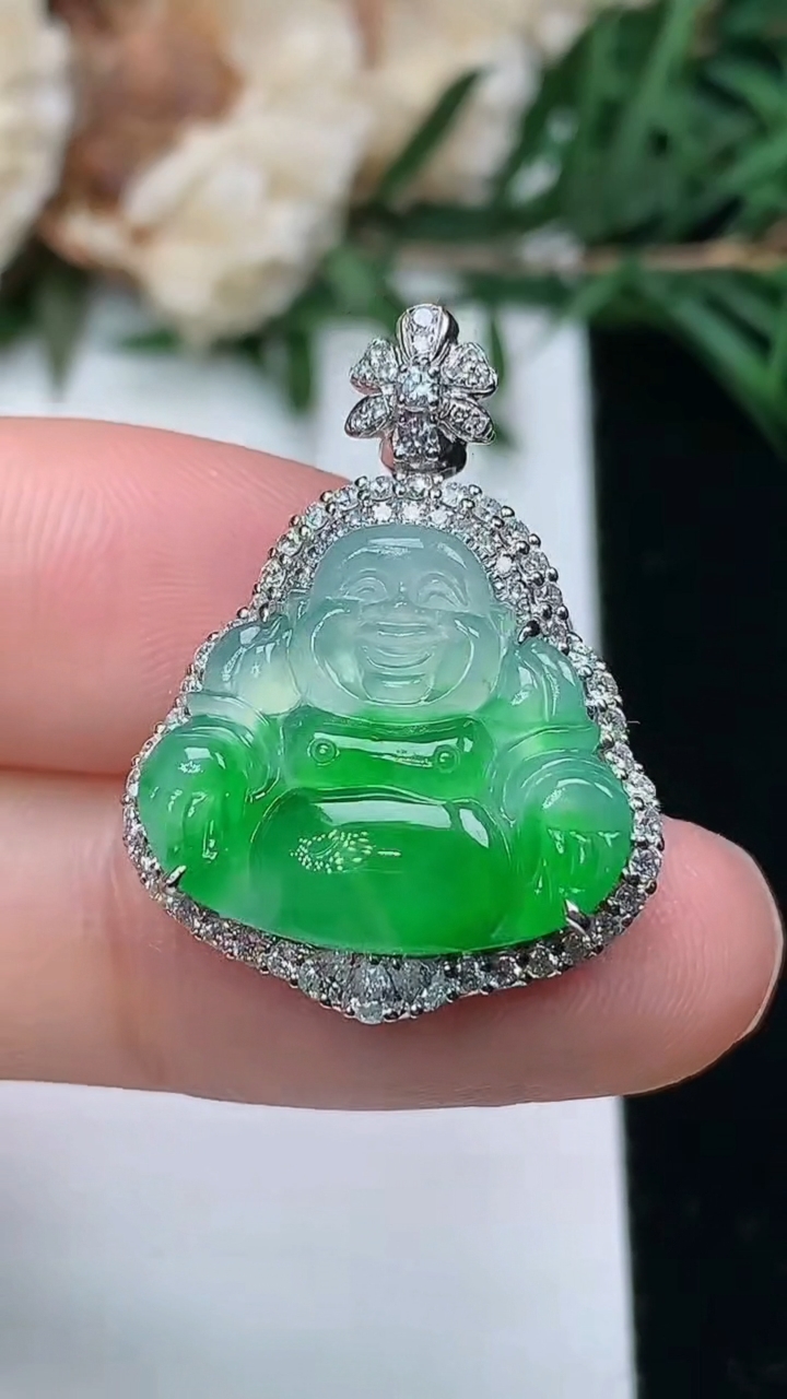 天然A货翡翠佛公吊坠，尺寸26.4-19.9-8.3，裸石15.3-17.5，重量:5.87g
3月25日