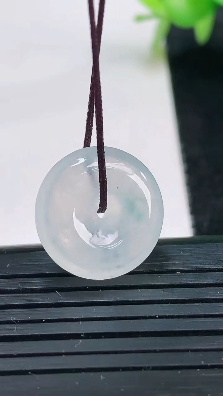 天然A货翡翠冰种飘花平安扣吊坠尺寸17.4-5.3重量:3.49g
3月25日