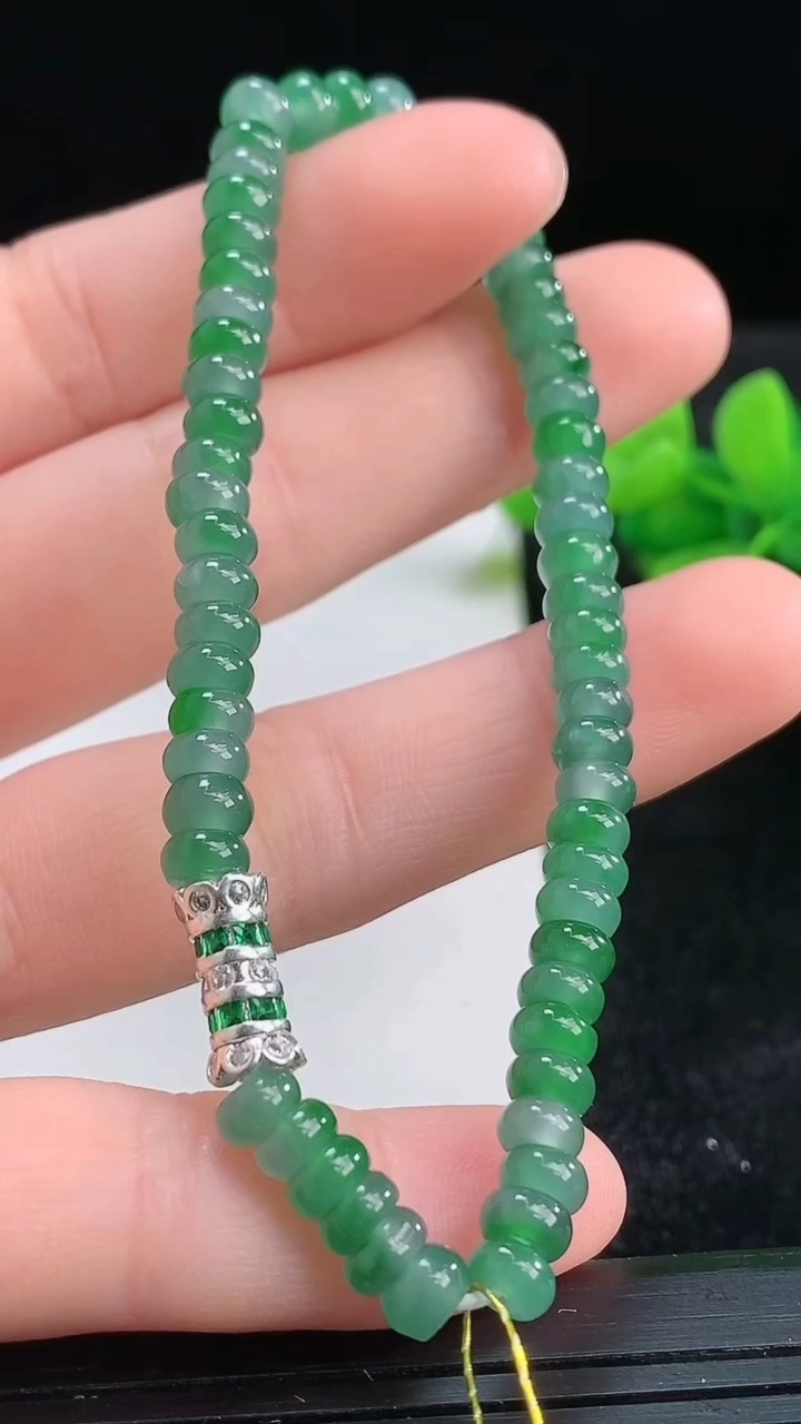 天然A货翡翠算盘珠手串尺寸4.8-2.6重量:9.47g3月25日
工厂直销收藏佳品,种好水足，色泽