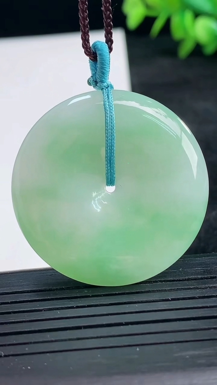 天然A货翡翠平安扣吊坠尺寸35.8-5.9重量:16.01g
3月25日