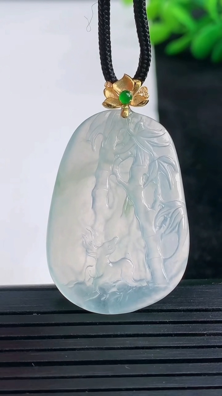 天然A货翡翠梅花鹿吊坠尺寸35.3-24.6-3.6重量:7.58g
3月25日