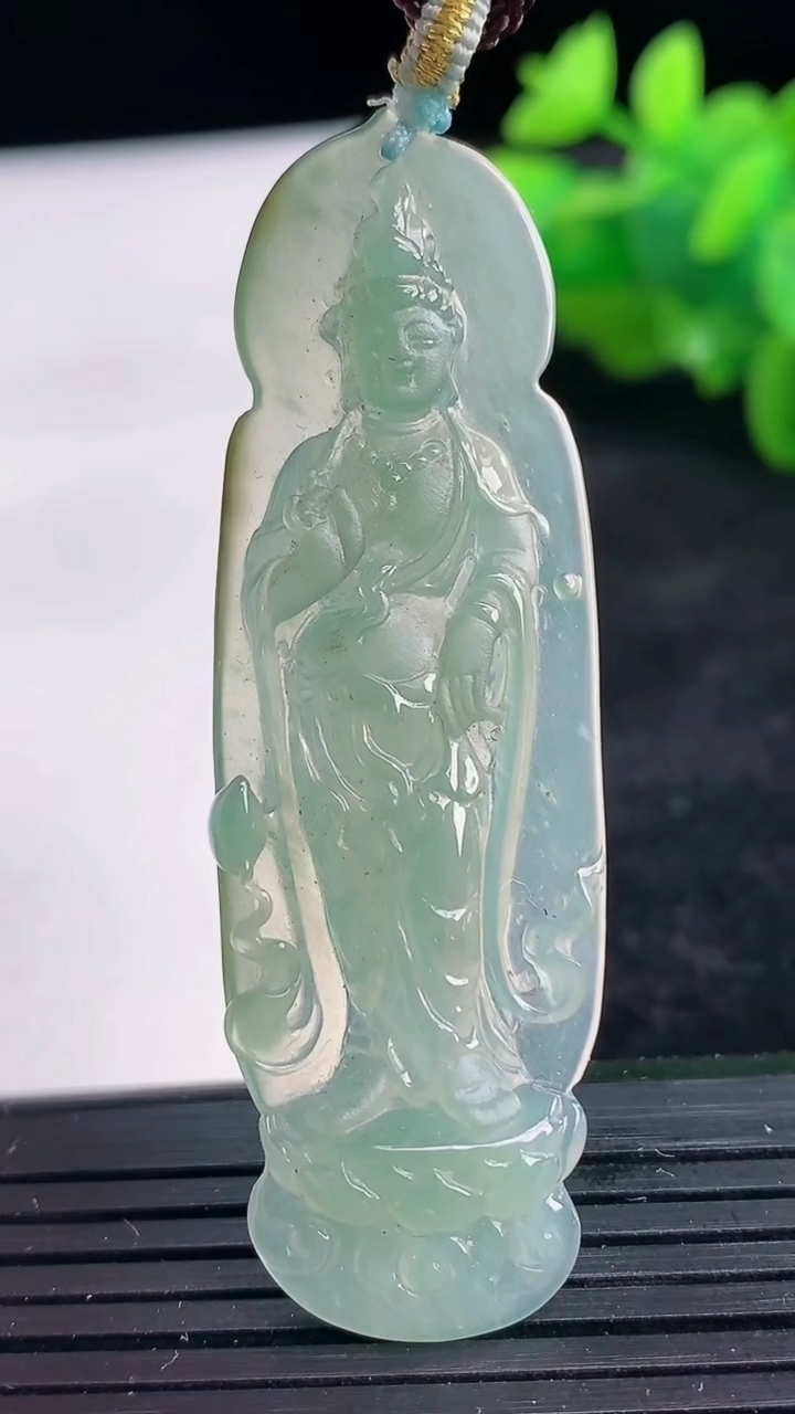 天然A货翡翠观音菩萨吊坠尺寸60.1-18.8-4.2重量:8.09g
3月25日