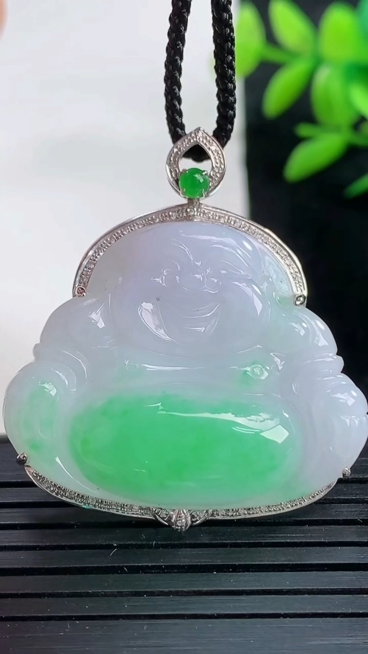 天然A货翡翠佛公吊坠尺寸38.8-27-33.8-9.3重量:11.15g
3月25日