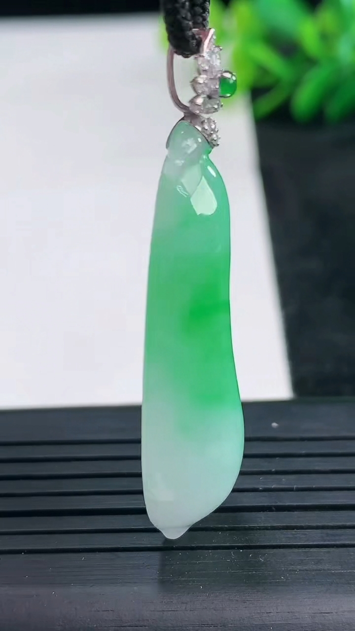 天然A货翡翠福瓜吊坠尺寸41.8-15-8.3重量:8.28g
3月25日