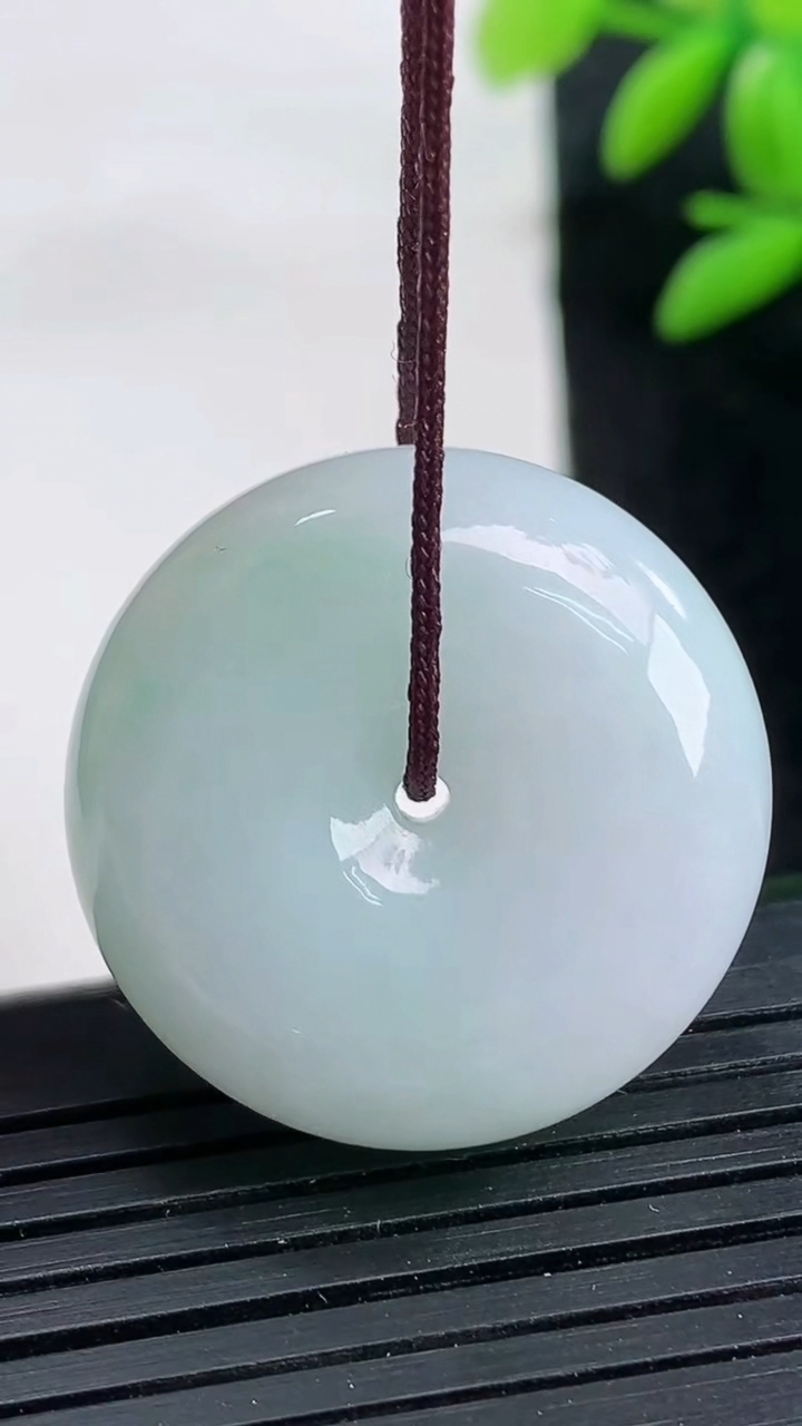 天然A货翡翠平安扣吊坠尺寸26.2-12.1重量:17.85g
3月25日