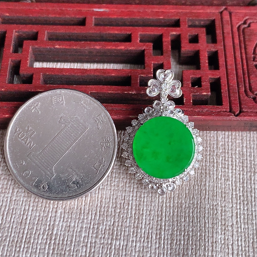 天然A货翡翠18K金伴钻阳绿无事牌吊坠 
尺寸27.3-17.7-8.6裸石12.6mm 重量3.83g 0324