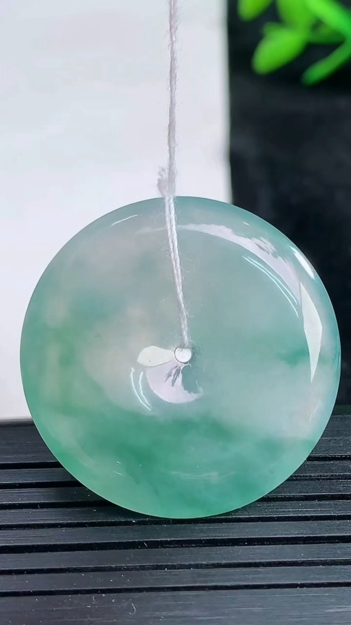 天然A货翡翠种飘花平安扣吊坠尺寸31.3-5.7重量:11.51g
3月25日