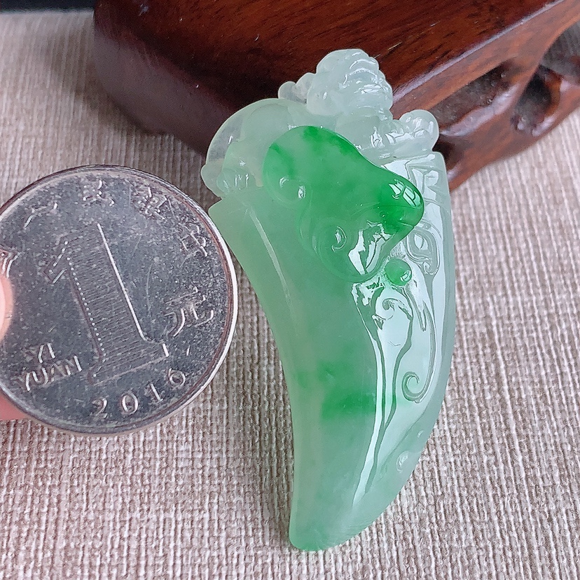 天然A货翡翠飘阳绿龙牙招财貔貅吊坠 
尺寸48.2-24-12.3mm 重量16.13g 0324