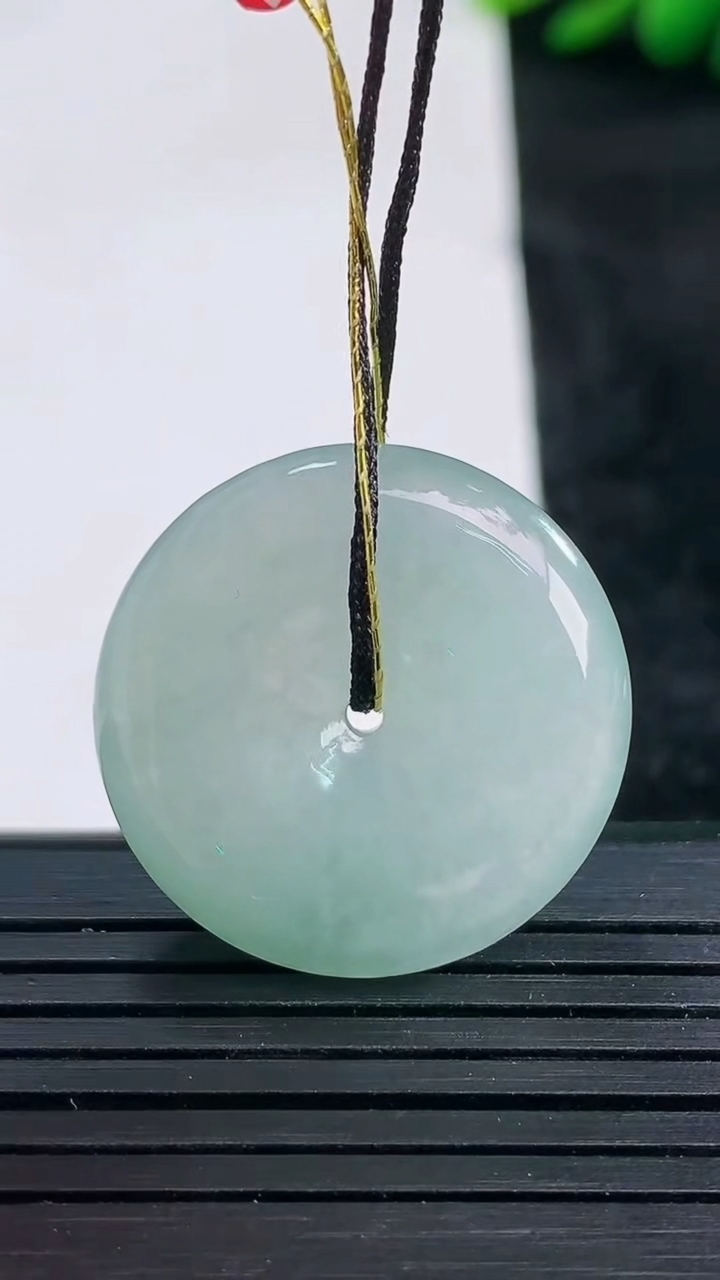 天然A货翡翠平安扣吊坠尺寸25.2-5.6重量:7.81g
3月25日