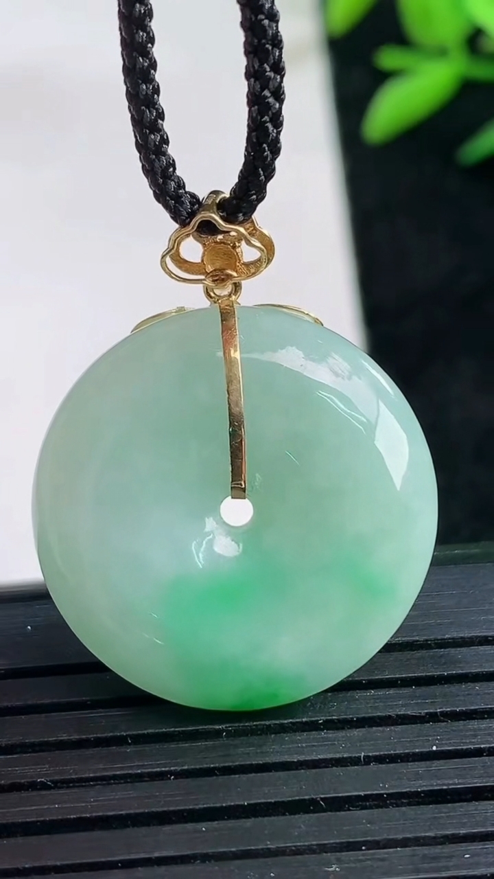 天然A货翡翠平安扣吊坠尺寸22.9-7重量:7.86g
3月25日