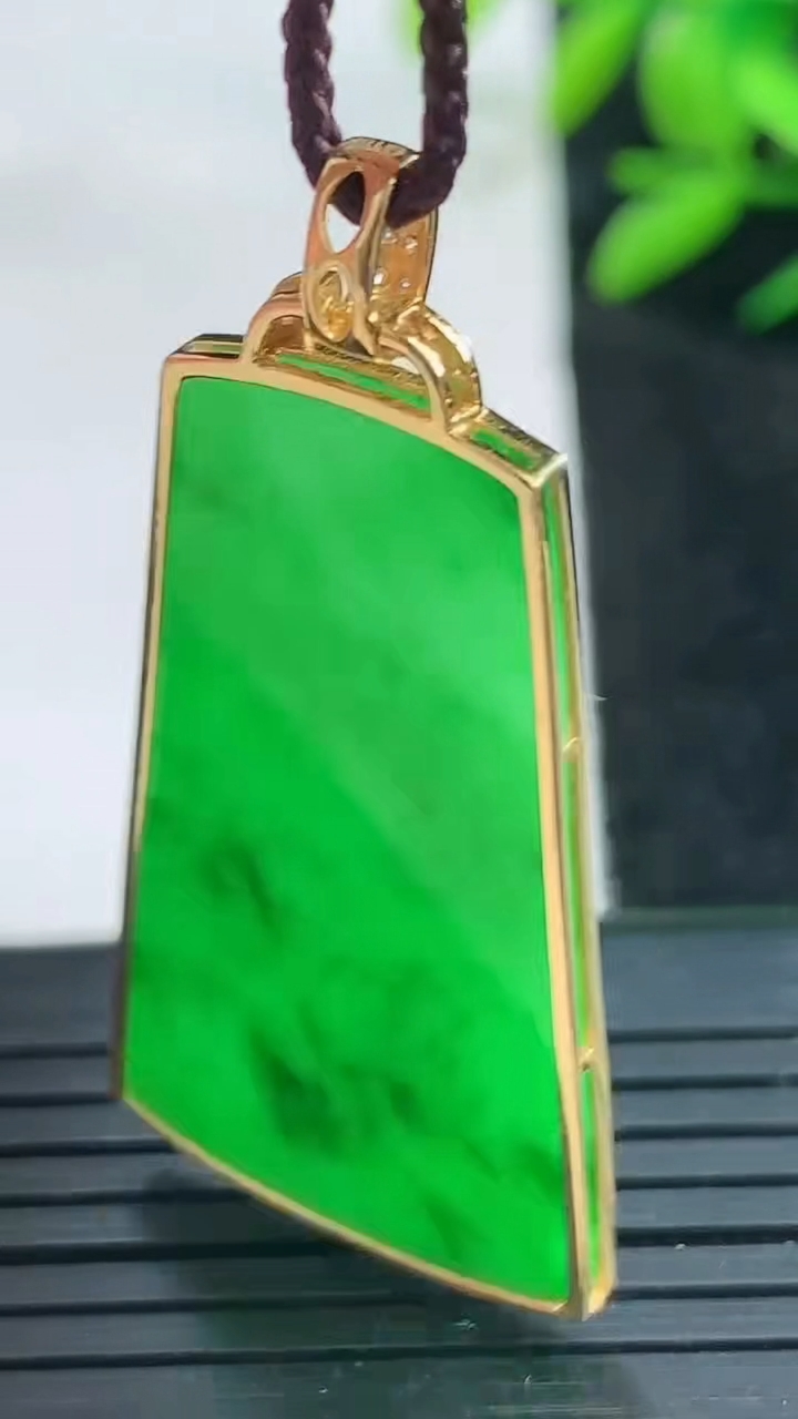 天然A货翡翠无事牌吊坠尺寸43-20.7-2.6重量:5.38g
3月25日