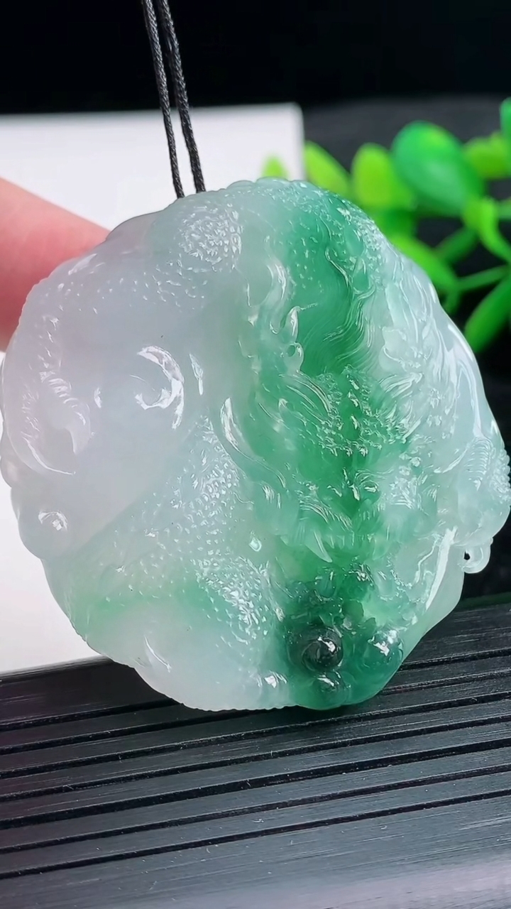 天然A货翡翠龙牌吊坠尺寸48.8-45.7-12重量:46.85g
3月25日