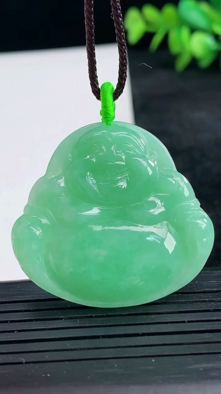 天然A货翡翠佛公吊坠尺寸35.1-38-5.7重量:13.05g
3月25日