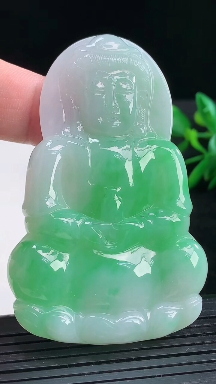 天然A货翡翠观音菩萨吊坠尺寸71.7-46.2-6.6重量:38.46g
3月25日