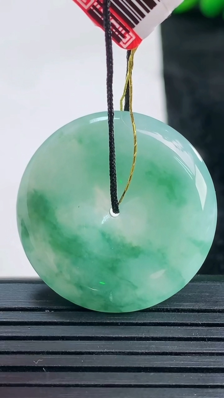 天然A货翡翠飘花平安扣吊坠尺寸29.8-5.4重量:10.40g
3月25日