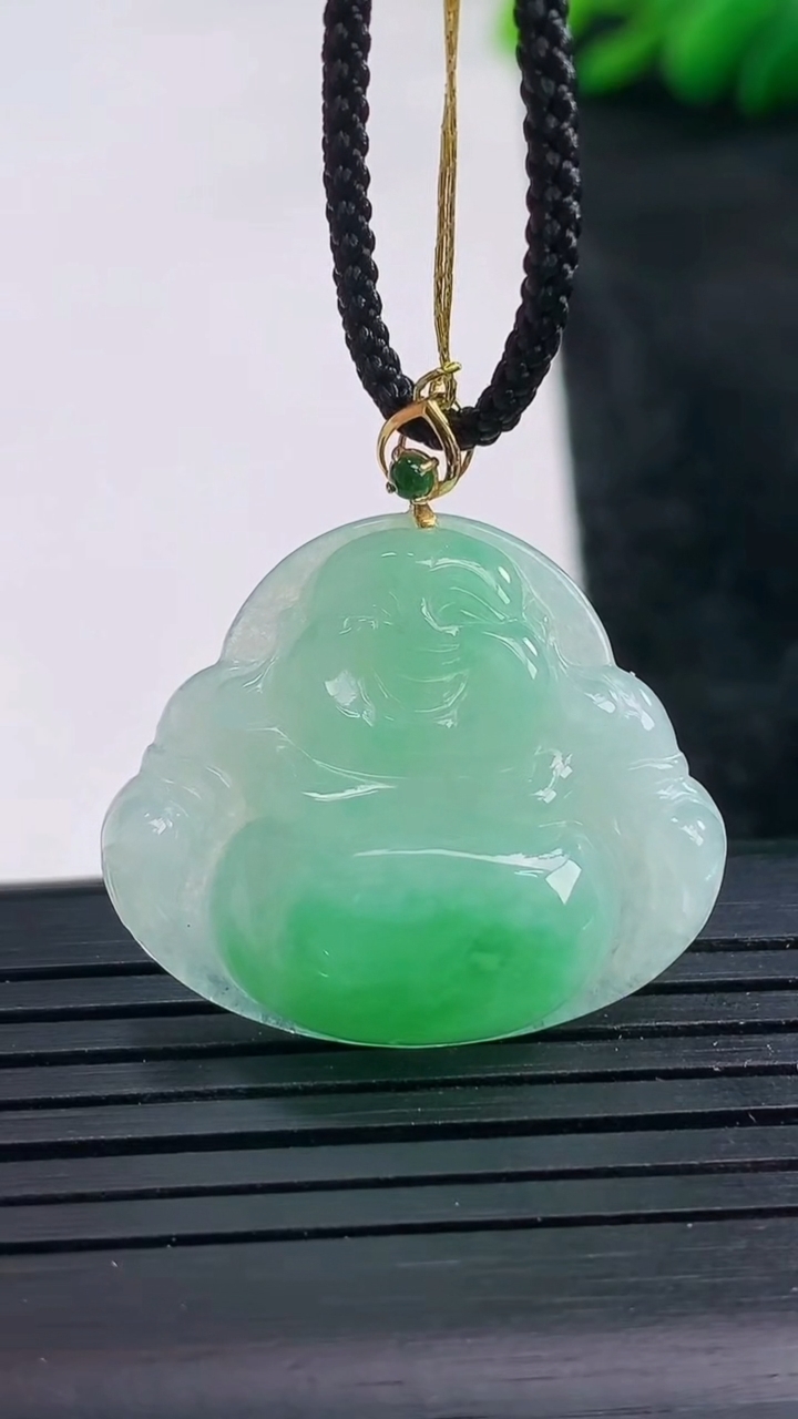 天然A货翡翠佛公吊坠尺寸23.8-27.8-5.1重量:5.08g
3月25日