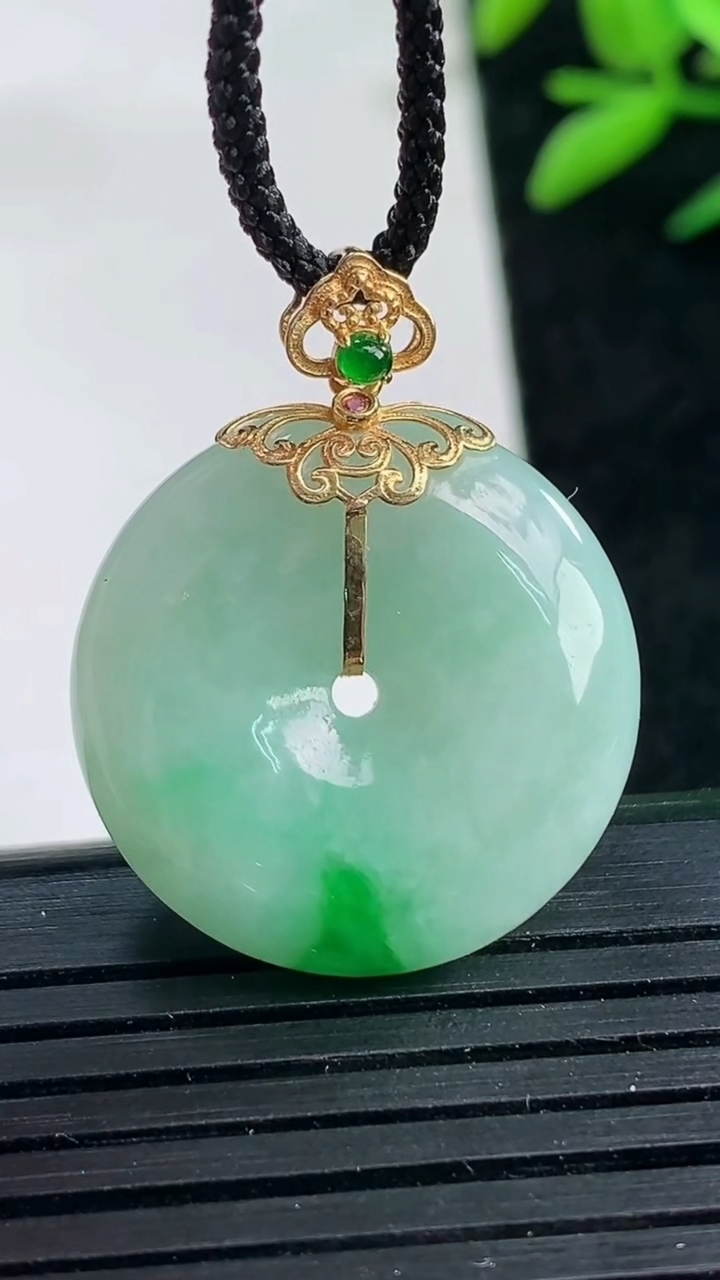 天然A货翡翠平安扣吊坠尺寸22.9-7重量:7.86g
3月25日