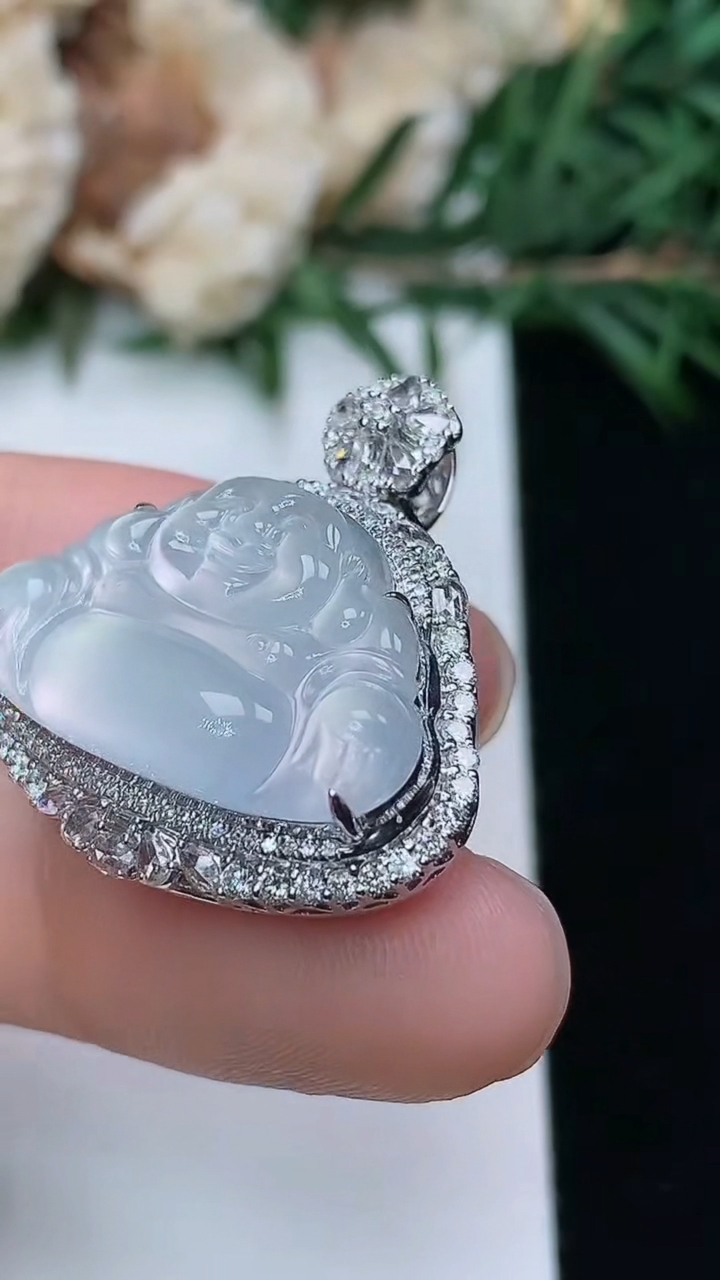 天然A货翡翠白冰佛公吊坠，尺寸26.2-25-11.2，裸石13.7-22.3，重量:6.26g
3月25日