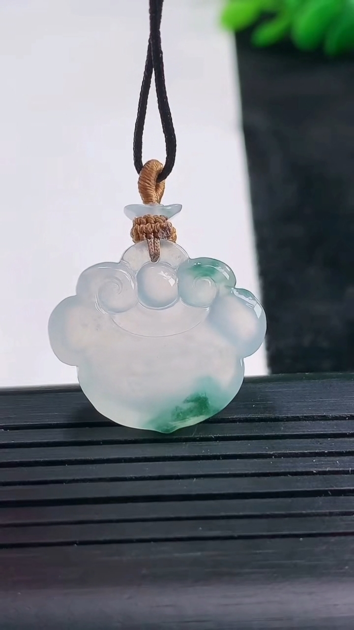 天然A货翡翠冰种飘花如意头吊坠尺寸20.1-23.4-5.6重量:5.28g
3月25日