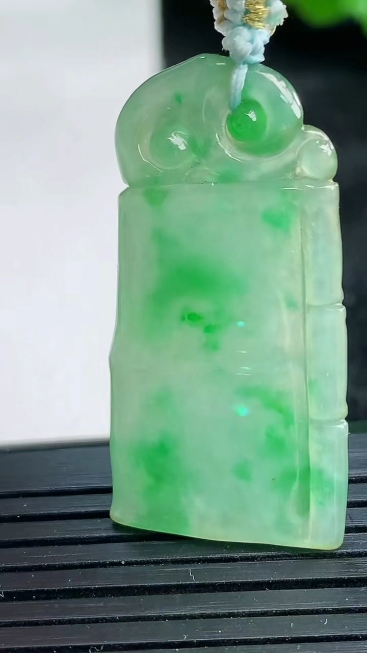 天然A货翡翠节节高升 竹节吊坠尺寸37.7-18.7-3.7重量:5.59g
3月25日