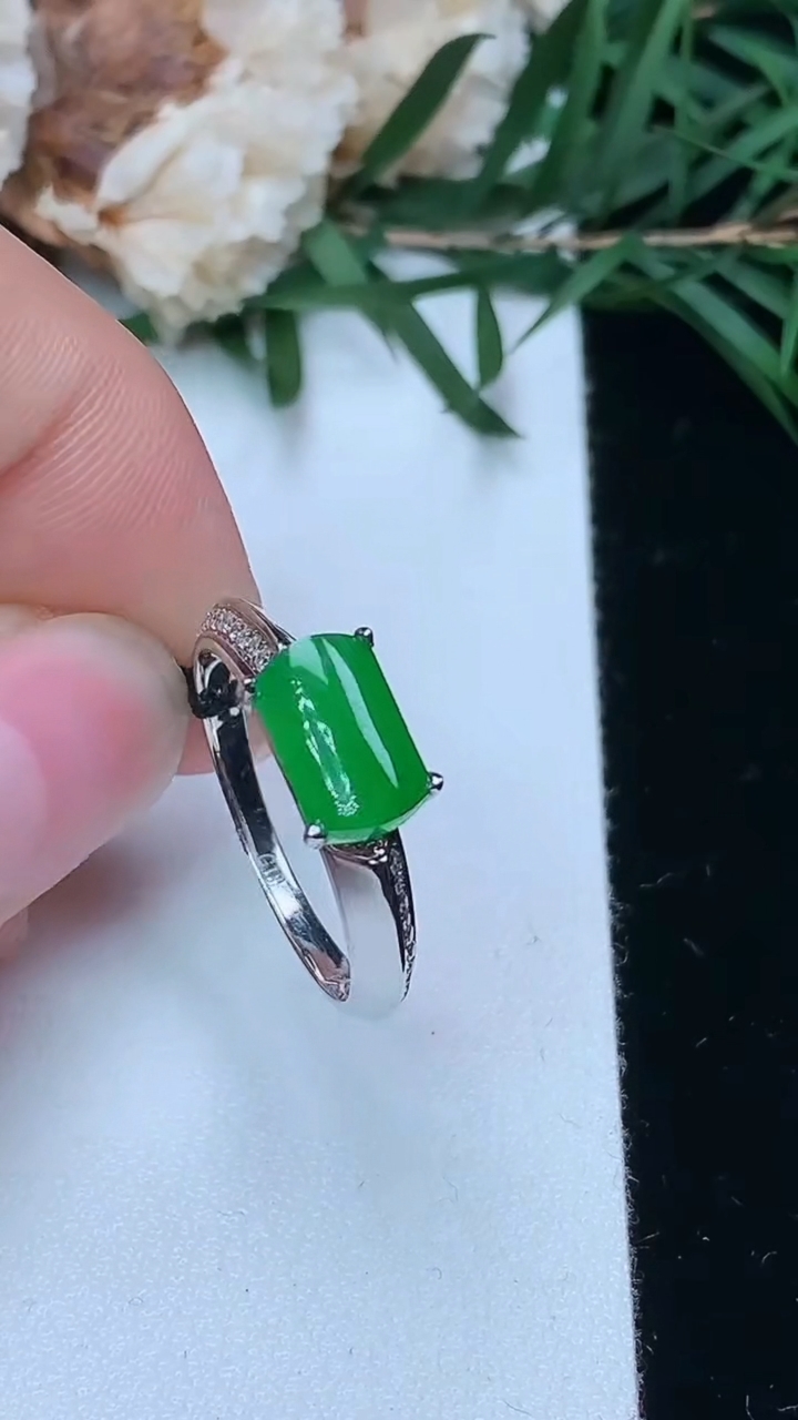 天然A货翡翠马鞍戒指，尺寸17-8.7-5.3，重量:2.36g2026年3月25日
工厂直销收藏佳品,种好水足，色泽均匀，有种有色，上手高大气！