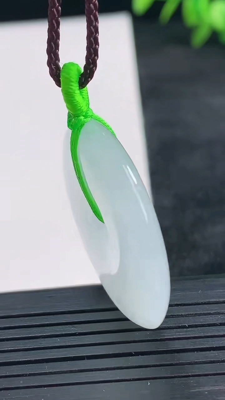 天然A货翡翠平安扣吊坠尺寸32.7-5.7重量:13.68g
3月25日