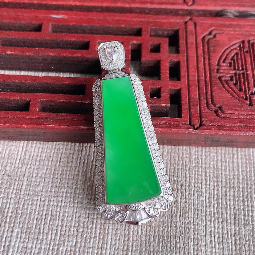 天然A货翡翠18K金伴钻镶嵌阳绿无事牌吊坠 
尺寸37.5-15-9.2裸石25-10.6mm 重量7.08g 0324