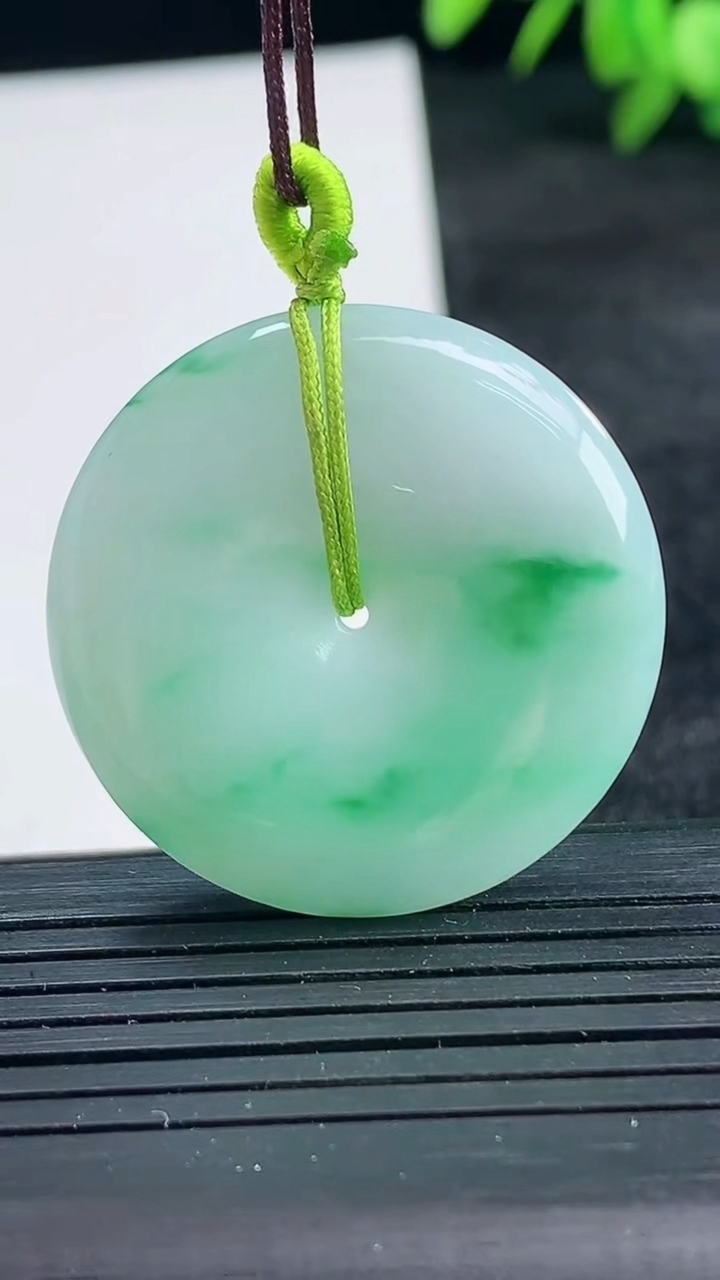 天然A货翡翠平安扣吊坠尺寸31.7-5.9重量:12.44g
3月25日