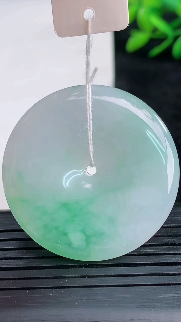 天然A货翡翠平安扣吊坠尺寸37.9-5.3重量:17.24g
3月25日