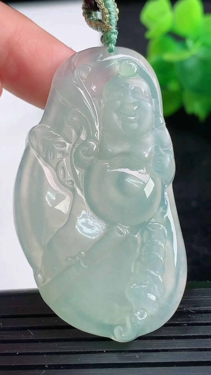 天然A货翡翠逍遥佛吊坠尺寸51.2-28.2-5.8重量:16.69g
3月25日