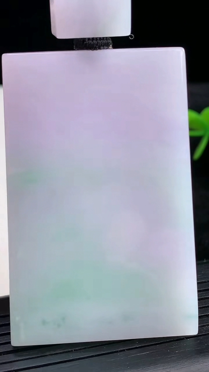 天然A货翡翠春带彩紫罗兰无事牌吊坠尺寸60.4-40.2-6.3重量:56.61g
3月25日