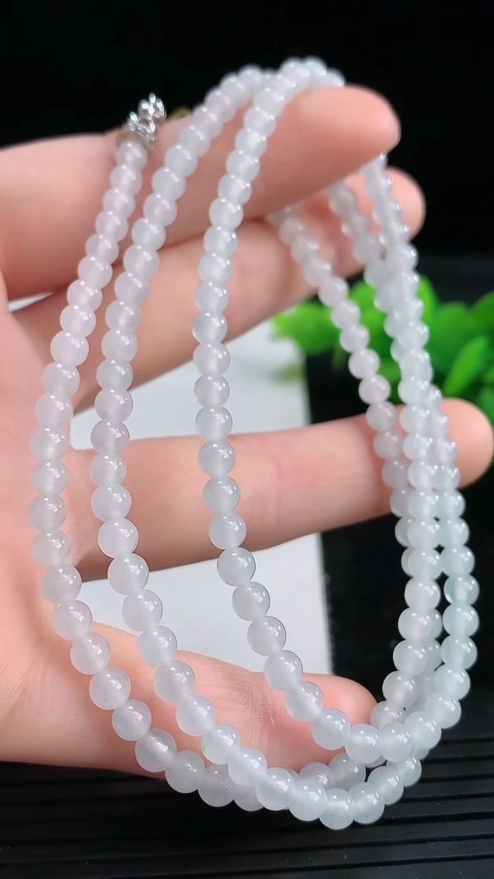 天然A货翡翠飘花小米珠项链尺寸3.8-158颗重量:18.15g
3月25日