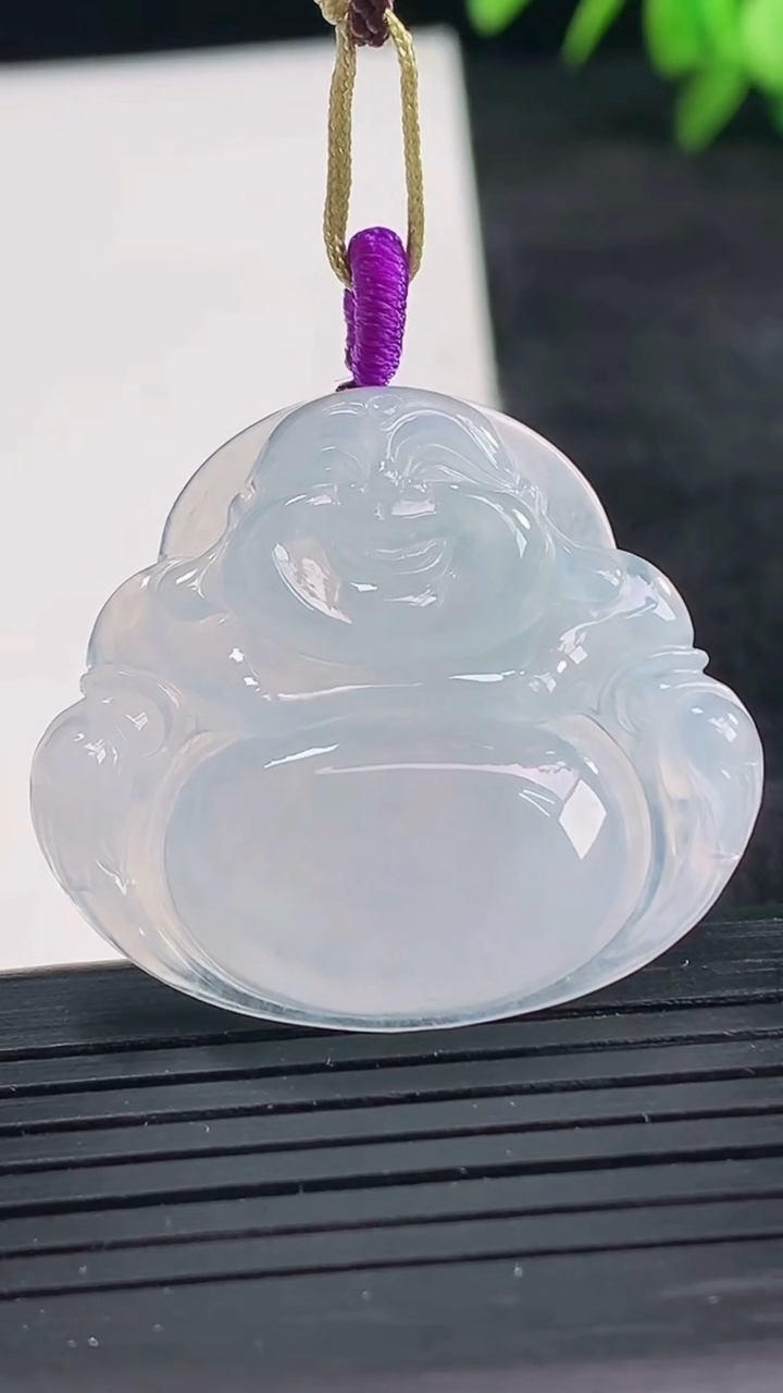 天然A货翡翠冰种紫罗兰佛公吊坠尺寸30.5-34.5-5.7重量:8.55g
3月25日