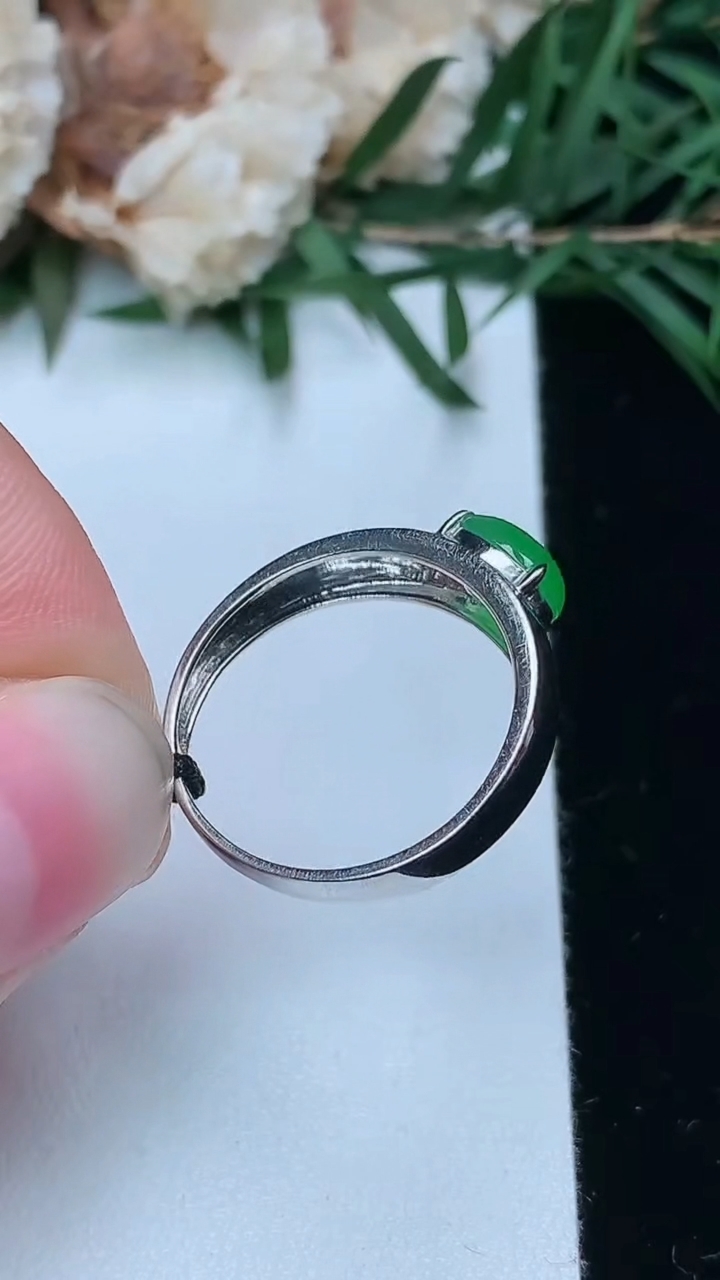 天然A货翡翠蛋面戒指，尺寸17.4-7.4-5.6，重量:1.82g2026年3月25日
工厂直销收藏佳品,种好水足，色泽均匀，有种有色，上手高大气！