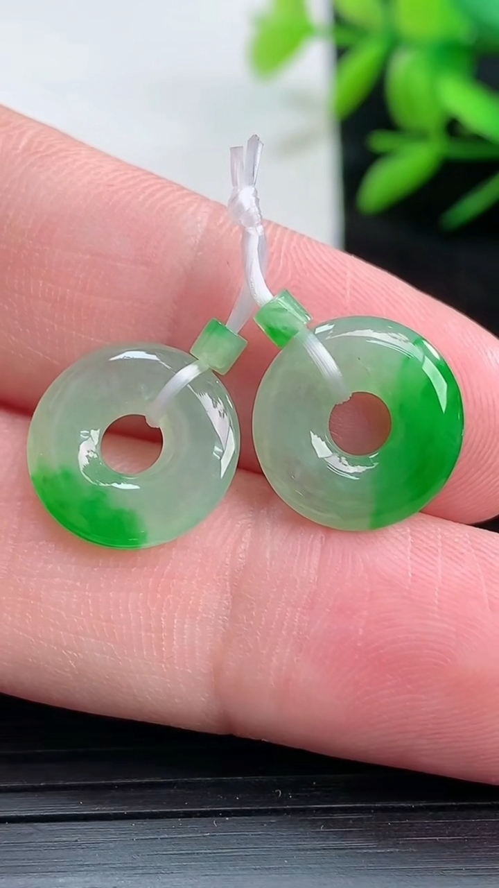 天然A货翡翠平安环吊坠一对尺寸13.3-2.3重量:2.01g
3月25日