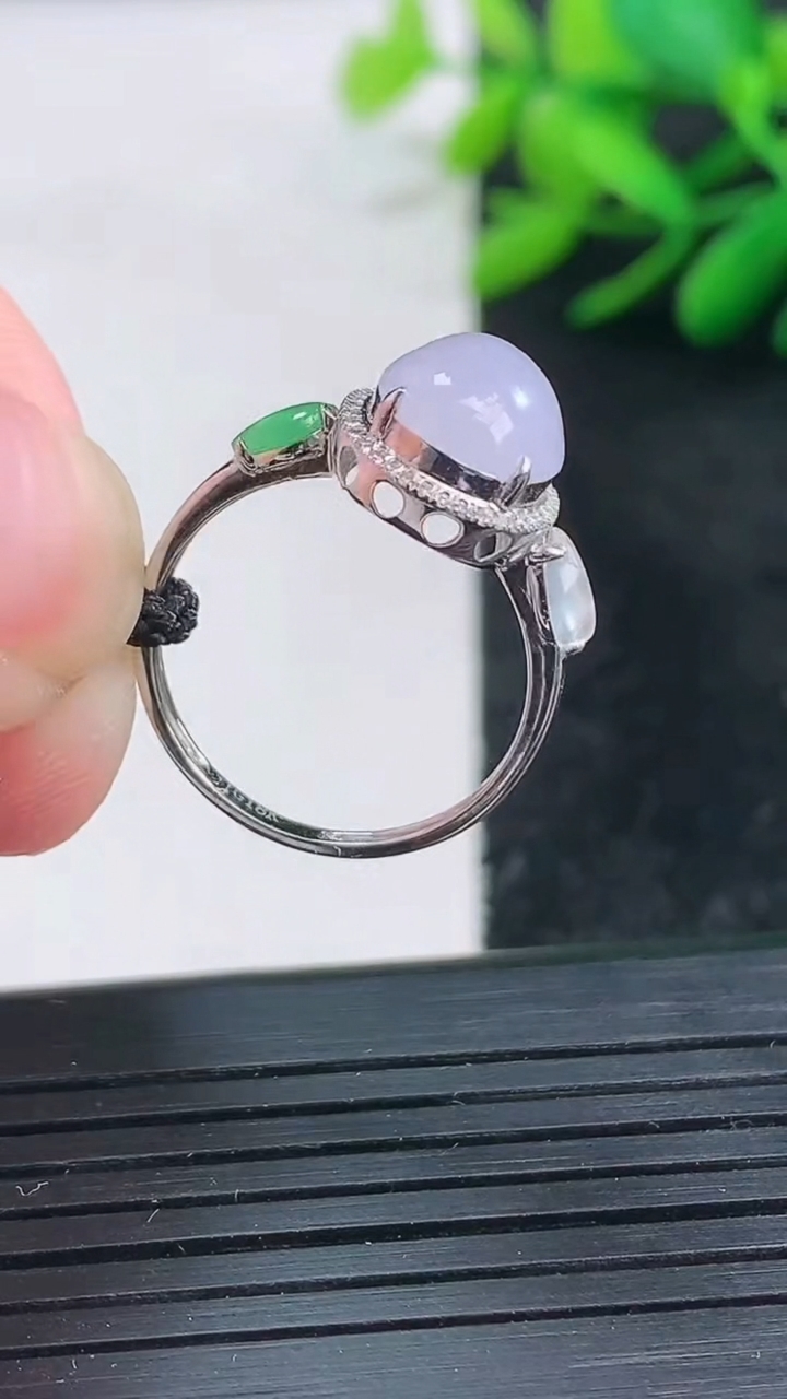 天然A货翡翠18K金紫罗兰蛋面戒指尺寸17.3-10.3-8.4重量:2.05g2026年3月25日
工厂直销收藏佳品,种好水足，色泽均匀，有种有色，上手高大气！