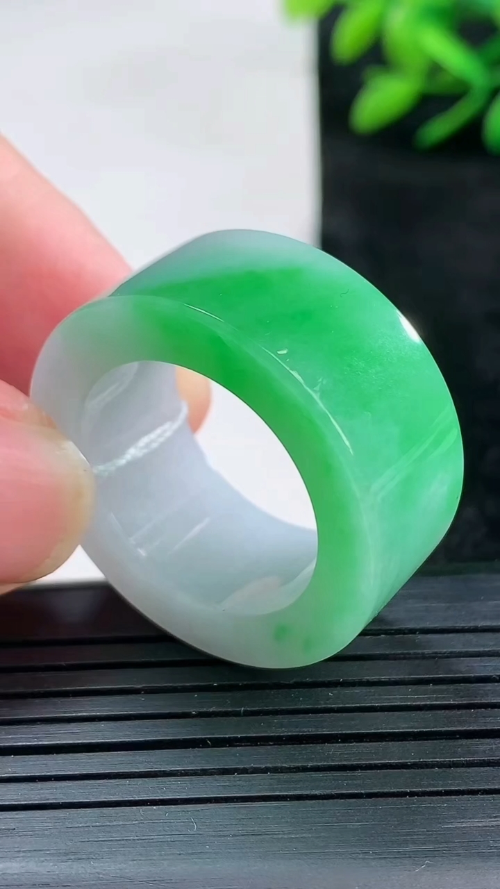 天然A货翡翠指环 扳指 戒指，尺寸21.4-12.5-4.8重量:11.42g2026年3月25日
