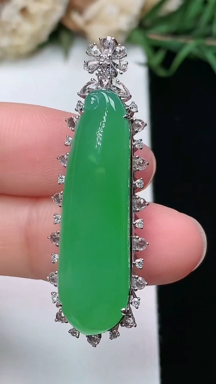 天然A货翡翠福瓜吊坠，尺寸42.3-14-9.5
3月25日