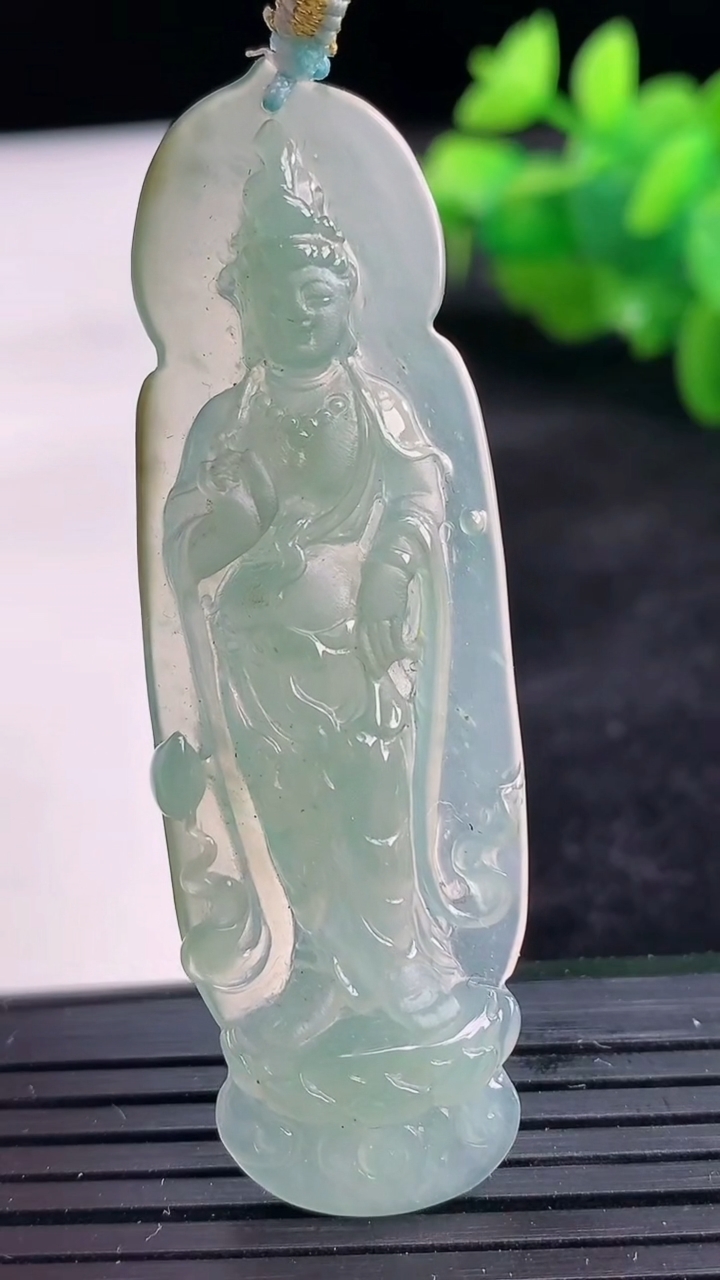天然A货翡翠观音菩萨吊坠尺寸60.1-18.8-4.2重量:8.09g
3月25日