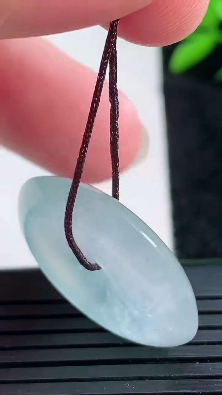 天然A货翡翠种飘花平安扣吊坠尺寸26.1-5.8重量:8.69g
3月25日